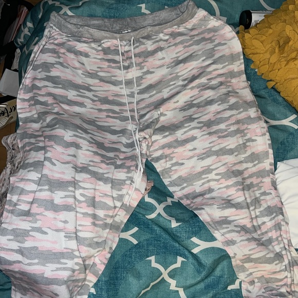 Cutest out fit to have; around the house or quick grocery store run and be relax - Picture 5 of 5